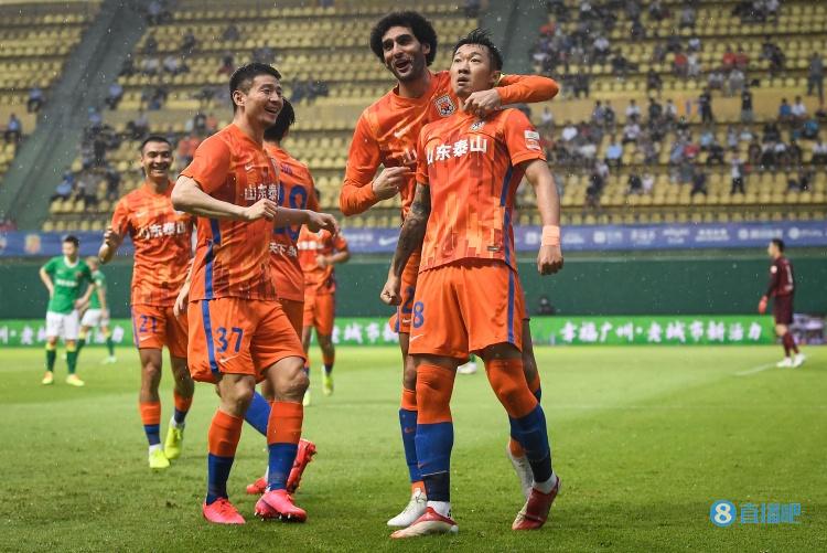 上半程战报：徐新精彩进球费莱尼双响助泰山4-2深圳
