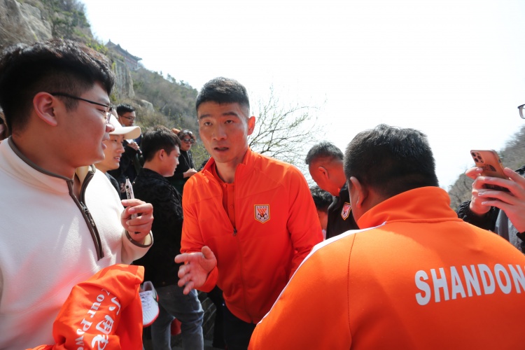 知情人士透露：国足征召泰山球员未果，原因在吉翔受伤