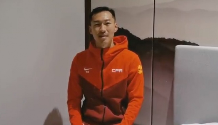 趣味隔离：吴曦记录与队友泳池互动瞬间