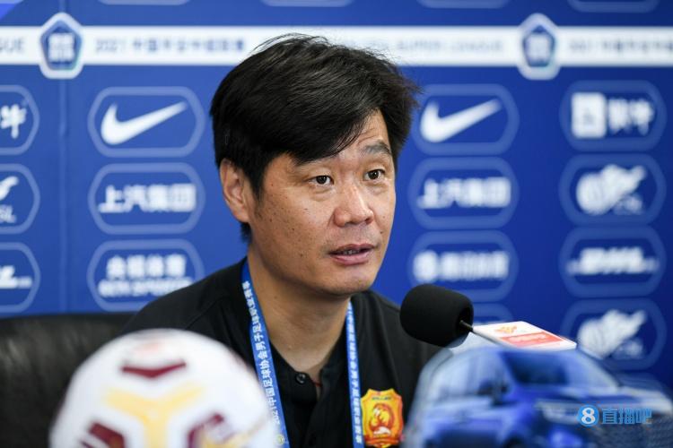广泛意见基础上：李霄鹏接替国足帅位