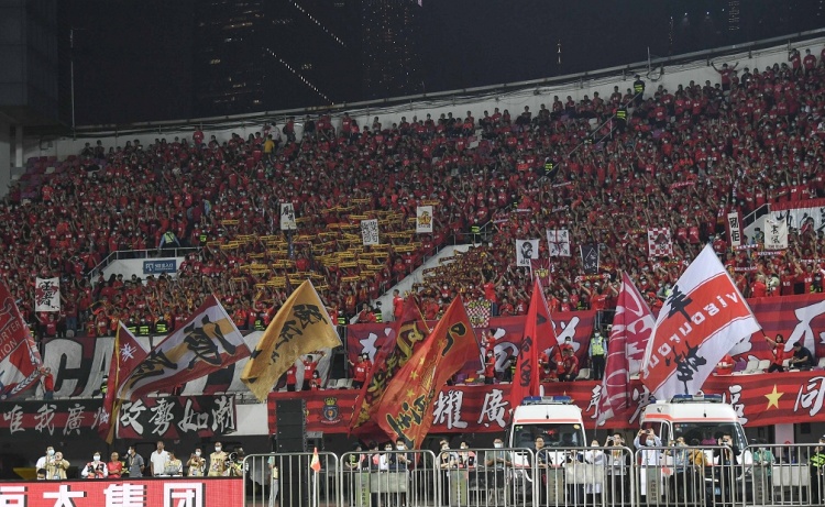 广州队全力拼搏赢得场外支持