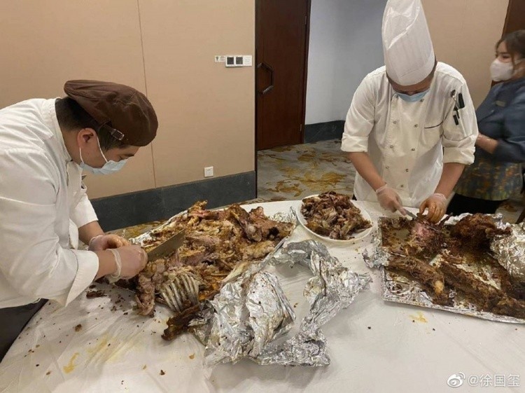 队员们大快朵颐津门虎烤全羊