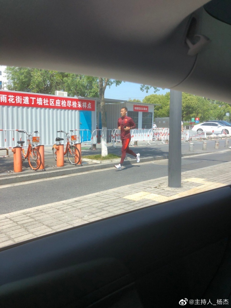 热爱无界：吴曦街头全力奔跑