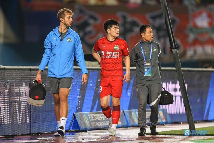 从高处摔下，赵宏略感慨本赛季屡受伤病困扰