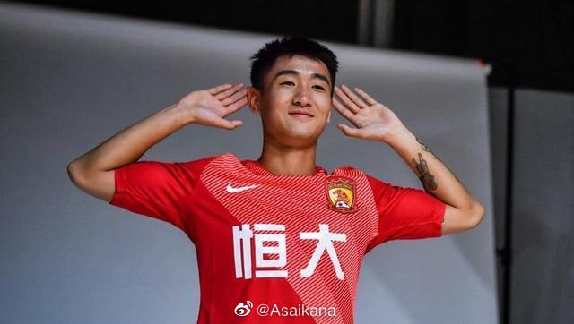 申花球员王毅正式成为武汉三镇一员