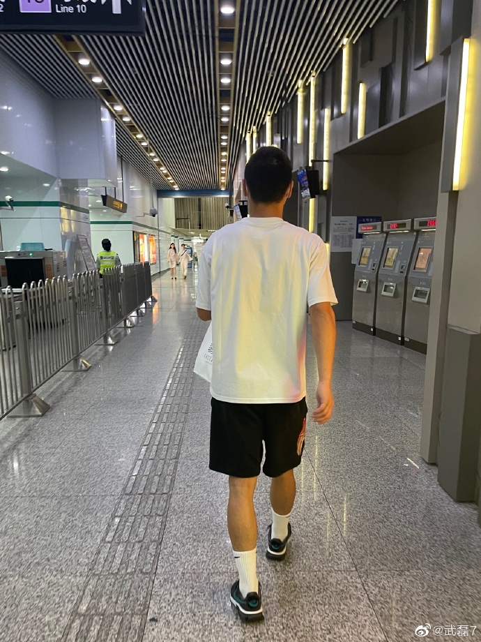 地铁上的武磊，端午祝福不可少