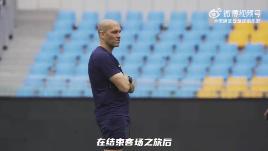 胸肌外露？卢卡库挥手致意后如此动作