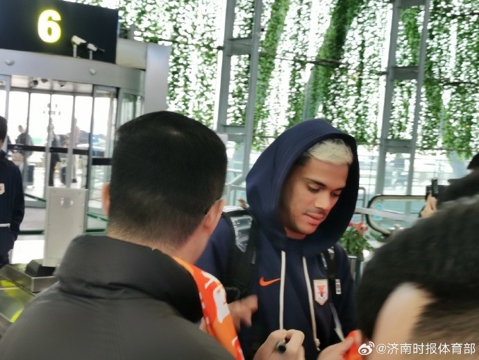 两大外援与队会合