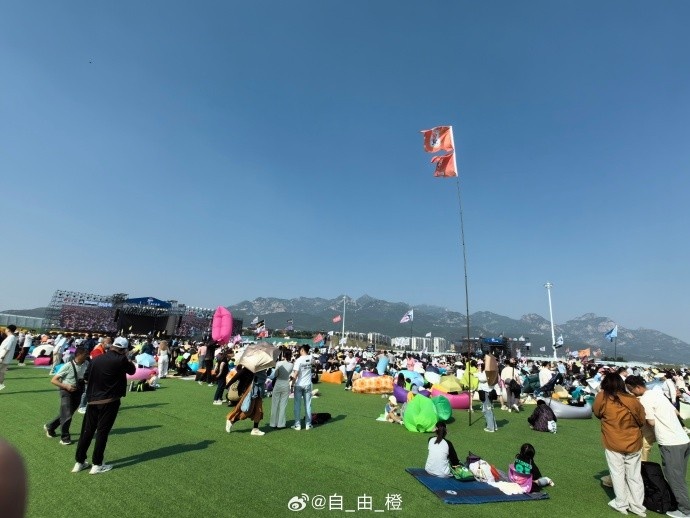 激昂旋律中，山东泰山队旗映照青春梦