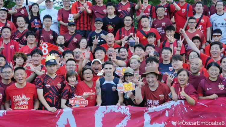球迷相聚共贺生辰，欢乐无限感念中