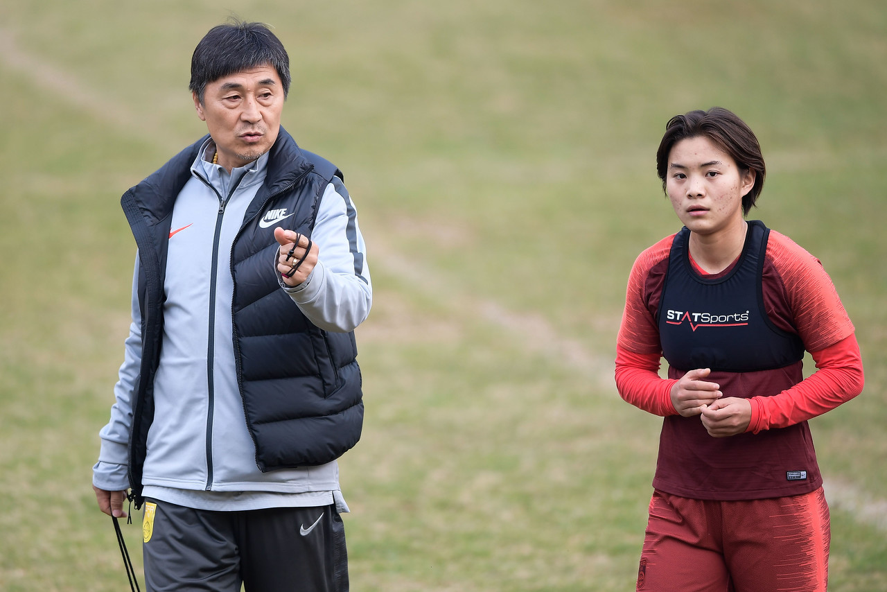 王霜表示贾秀全赠送的茶叶可以免费品尝