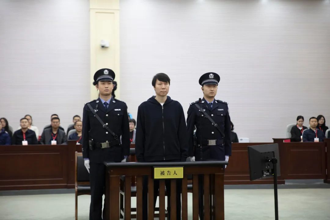 剃平头或光头或将成为李铁狱中的标配